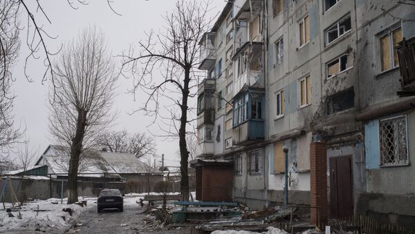 Здание, поврежденное в результате обстрелов, в Киевском районе Донецка - Sputnik Afrique