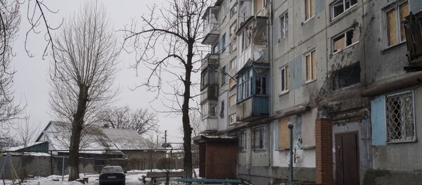 Здание, поврежденное в результате обстрелов, в Киевском районе Донецка - Sputnik Afrique