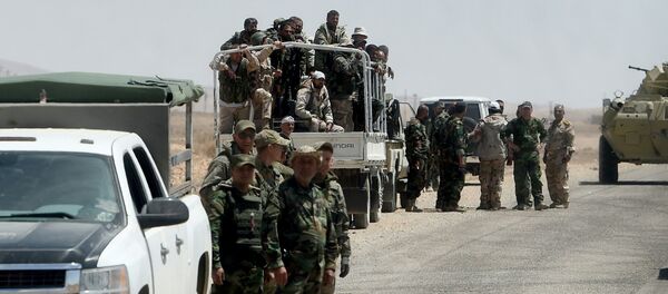Syrian soldiers patrol their positions near the ancient city of Palmyra on May 5, 2016. - Sputnik Afrique