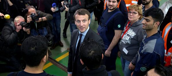 Emmanuel Macron (au centre) - Sputnik Afrique