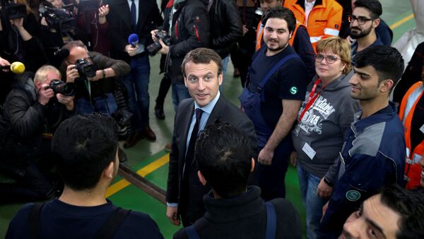 Emmanuel Macron (au centre) - Sputnik Afrique