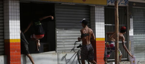 Pillage d'un magasin à Vitoria - Sputnik Afrique