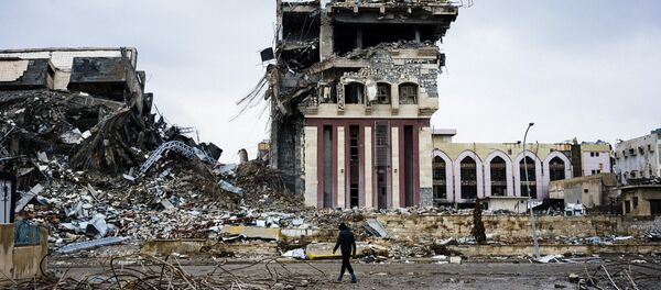 An Iraqi man walks outside Mosul's University on January 22, 2017 An Iraqi man walks outside Mosul's University on January 22, 2017 - Sputnik Afrique
