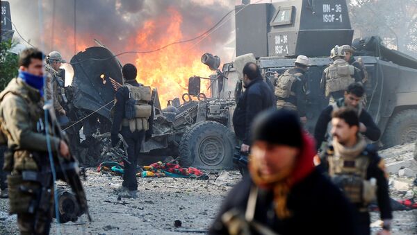 Iraqi Special Operations Forces (ISOF) react after a car bomb exploded during an operation to clear the al-Andalus district of Islamic State militants, in Mosul, Iraq, January 16, 2017. - Sputnik Afrique
