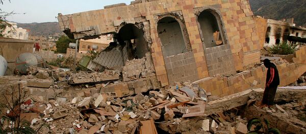 A man stands on the rubble of a house destroyed during recent battles between Houthi fighters and pro-government fighters, on the first day of a 48-hour ceasefire in the southwestern city of Taiz, Yemen. (File) - Sputnik Afrique