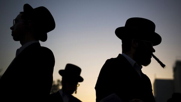 Ultra-Orthodox Jews pray during a protest against a shopping centre which opens on Saturdays - Sputnik Afrique