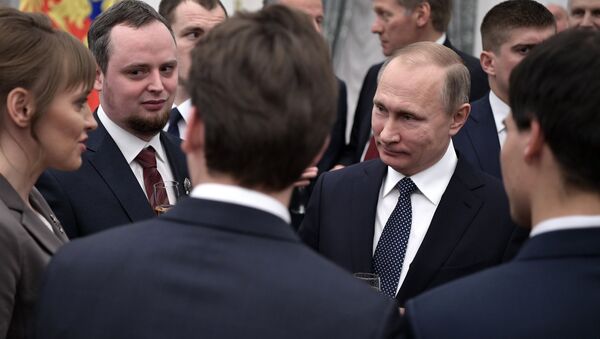 Le président russe Vladimir Poutine au Kremlin, la cérémonie officielle de remise des récompenses - Sputnik Afrique