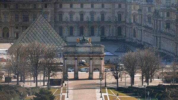 the Louvre museum and the Arc de Triomphe  - Sputnik Afrique