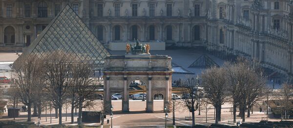 the Louvre museum and the Arc de Triomphe  - Sputnik Afrique