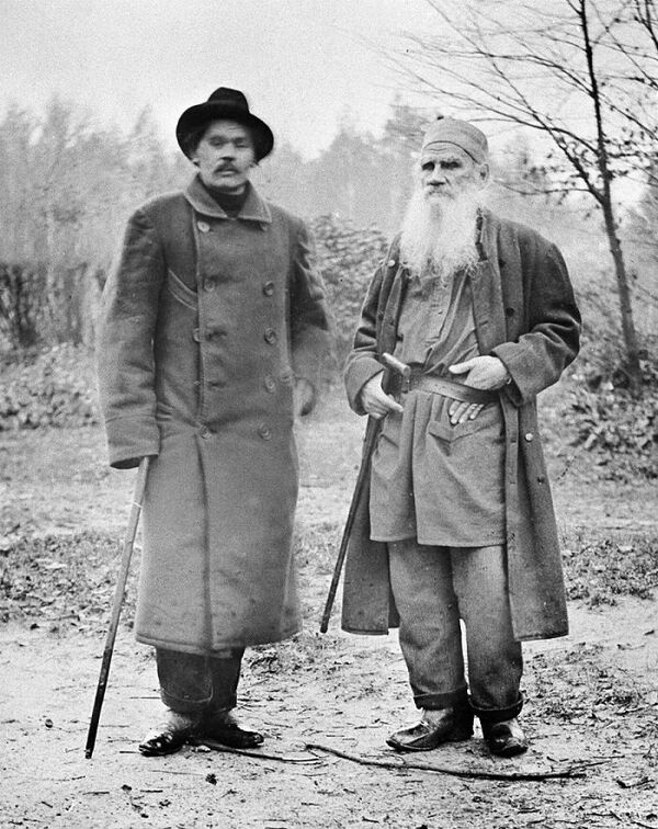 Les écrivains Léon Tolstoï et Maxime Gorki Les écrivains Léon Tolstoï et Maxime Gorki - Sputnik Afrique
