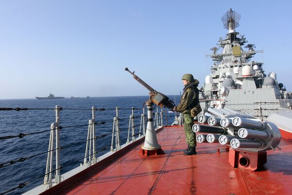 Un militaire sur le pont du croiseur nucléairelance-missiles Pierre le Grand dans l'océan Atlantique Un militaire sur le pont du croiseur nucléairelance-missiles Pierre le Grand dans l'océan Atlantique - Sputnik Afrique