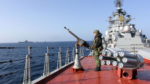 Un militaire sur le pont du croiseur nucléairelance-missiles Pierre le Grand dans l'océan Atlantique - Sputnik Afrique