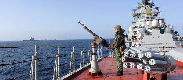 Un militaire sur le pont du croiseur nucléairelance-missiles Pierre le Grand dans l'océan Atlantique - Sputnik Afrique
