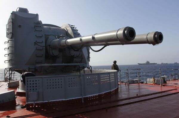 Le canon automatique naval de 130 mm AK-130 du croiseur nucléaire lance-missiles Pierre le Grand dans l'océan Atlantique Le canon automatique naval de 130 mm AK-130 du croiseur nucléaire lance-missiles Pierre le Grand dans l'océan Atlantique - Sputnik Afrique