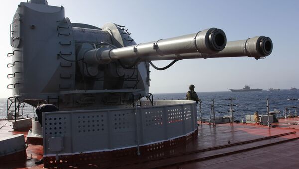 Le canon automatique naval de 130 mm AK-130 du croiseur nucléaire lance-missiles Pierre le Grand dans l'océan Atlantique - Sputnik Afrique