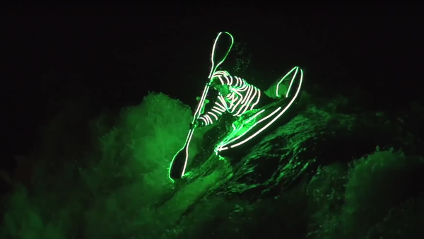 Descente en kayak avec des diodes LED - Sputnik Afrique