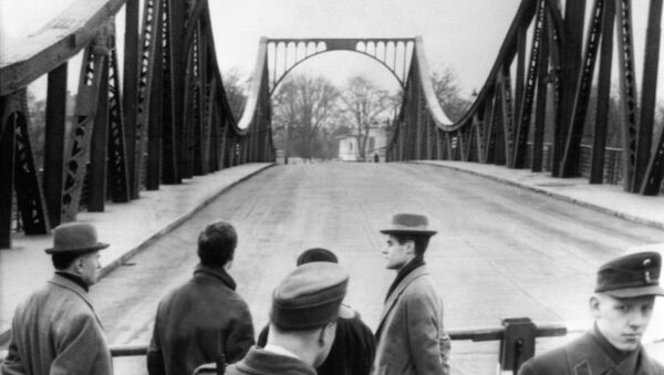Picture taken on February 10, 1962 shows the Glienicke bridge in Berlin after US pilot Gary Francis Powers was swapped for Soviet spy Rudolf Abel. - Sputnik Afrique