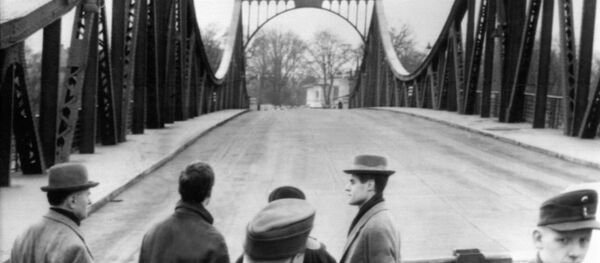Picture taken on February 10, 1962 shows the Glienicke bridge in Berlin after US pilot Gary Francis Powers was swapped for Soviet spy Rudolf Abel. - Sputnik Afrique