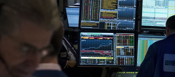 A Bloomberg terminal is seen inside a kiosk on the floor of the New York Stock Exchange April 17, 2015 - Sputnik Afrique