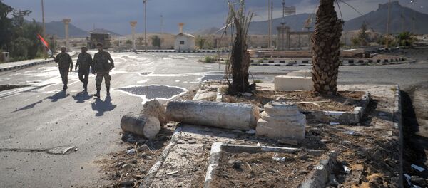 Солдаты сирийской армии с флагом Сирии радуются освобождению Пальмиры - Sputnik Afrique