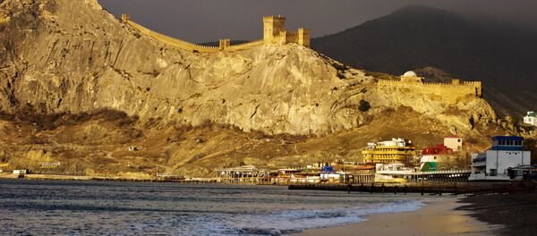 Генуэзская крепость и берег Черного моря на рассвете в Судаке Генуэзская крепость и берег Черного моря на рассвете в Судаке - Sputnik Afrique