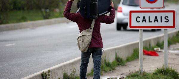 Un migrant à Calais - Sputnik Afrique
