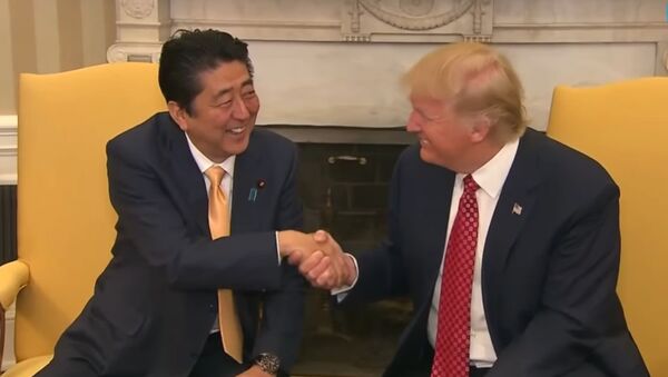 Une poignée de main entre Donald Trump et Shinzo Abe - Sputnik Afrique