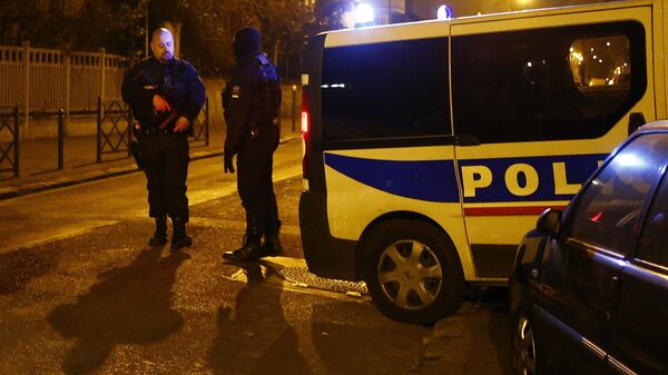 Police officers block a street in Argenteuil, northwest of Paris, late Thursday March 24, 2016. - Sputnik Afrique