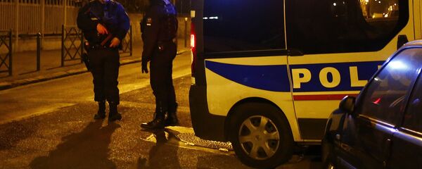 Police officers block a street in Argenteuil, northwest of Paris, late Thursday March 24, 2016. Police officers block a street in Argenteuil, northwest of Paris, late Thursday March 24, 2016. - Sputnik Afrique