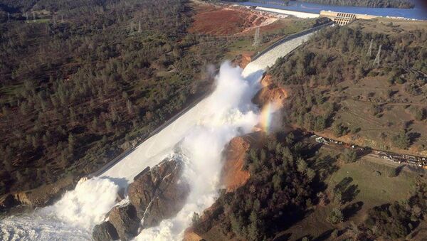 A damaged spillway with eroded hillside is seen in an aerial photo taken over the Oroville Dam in Oroville, California, U.S. February 11, 2017 - Sputnik Afrique