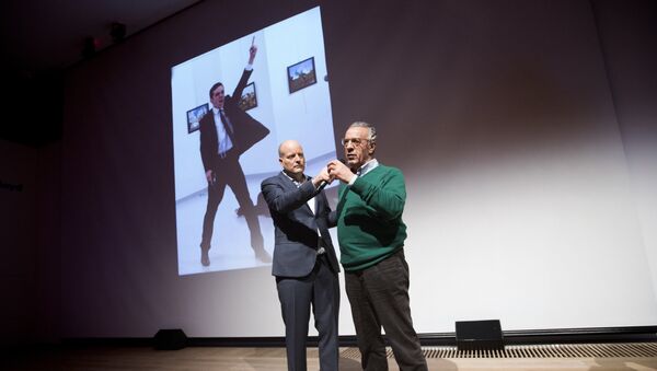Winner of the World Press Photo 2016 photographer Burhan Ozbilici (R) and Managing Director of the World Press Photo Foundation Lars Boering, speak on stage during the announcement of the World Press Photo prizes in Amsterdam, on February 13, 2017. - Sputnik Afrique