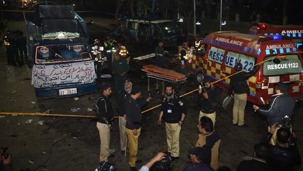 Pakistani police and rescue officials gather at the site of a bomb explosion in Lahore on February 13, 2017. - Sputnik Afrique