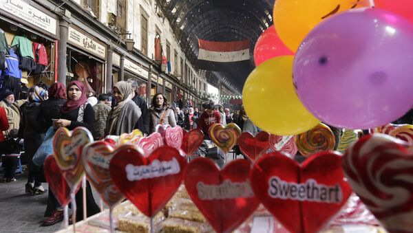 A picture taken on February 12, 2017 at the Hamidiyeh popular market in the old part of the capital Damascus shows Valentine's-Day-styled sweets displayed for sale on a cart. - Sputnik Afrique