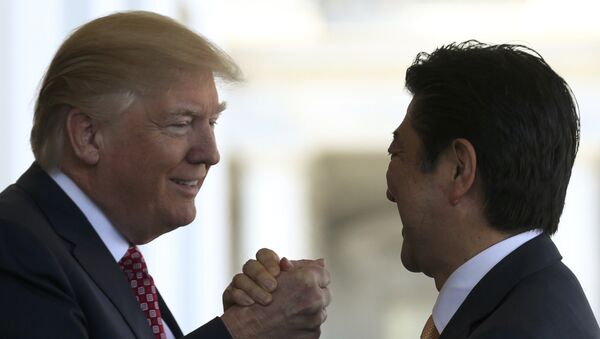 Japanese Prime Minister Shinzo Abe is greeted by U.S. President Donald Trump (L) prior to holdiing talks at the White House in Washington, U.S., February 10, 2017 - Sputnik Afrique