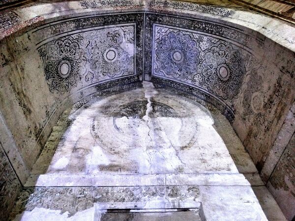Les magnifiques intérieurs du Dôme de Soltaniyeh. La ville compte encore deux autres mausolées : celui de Chalabi Oghli, datant de 1330, et celui du poète Molla Hassan Kashi, érigé en 1565. - Sputnik Afrique