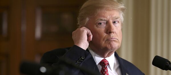 U.S. President Donald Trump listens as he holds a joint press conference with Japanese Prime Minister Shinzo Abe (not pictured) at the White House in Washington - Sputnik Afrique