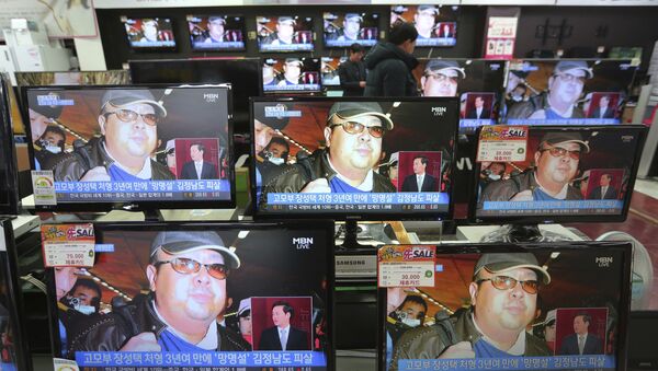 TV screens show pictures of Kim Jong Nam, the half-brother of North Korean leader Kim Jong Un, at the Yongsan Electronic store in Seoul, South Korea, Wednesday, Feb. 15, 2017 - Sputnik Afrique