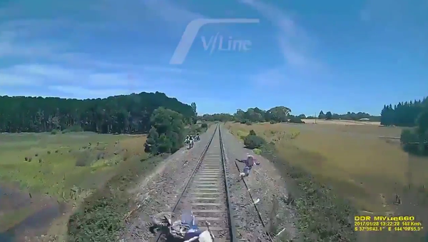 Un motocycliste échappe à un train par miracle - Sputnik Afrique