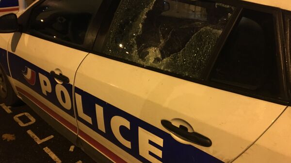 Véhicule de police vandalisé Véhicule de police vandalisé - Sputnik Afrique