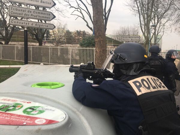La police déployée à Bobigny lors d'une nouvelle manifestation pour Théo La police déployée à Bobigny lors d'une nouvelle manifestation pour Théo - Sputnik Afrique