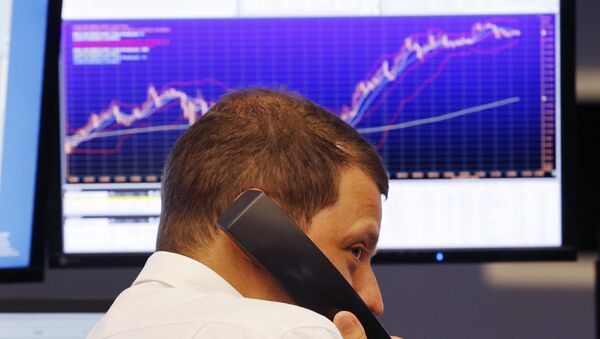 A trader makes a telephone call at the stock market in Frankfurt, Germany (File) - Sputnik Afrique