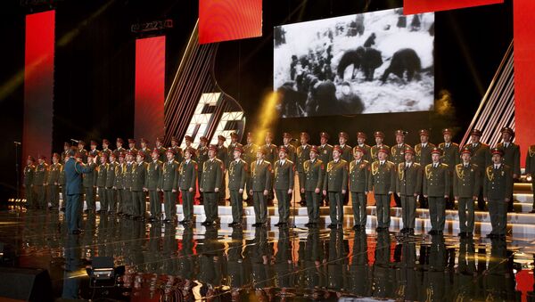 Singers and orchestra members of Red Army Choir, also known as the Alexandrov Ensemble, perform in Moscow, Russia March 31, 2016 - Sputnik Afrique