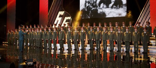 Singers and orchestra members of Red Army Choir, also known as the Alexandrov Ensemble, perform in Moscow, Russia March 31, 2016 - Sputnik Afrique
