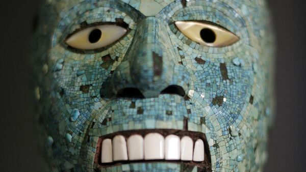 A turquoise mask dating from 1400-1521 is pictured at the 'Moctezuma Aztec Ruler' exhibition at the British museum in central London, on September 17, 2009. - Sputnik Afrique