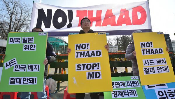 Les militants anti-guerres tiennent des pancartes lors d'un rassemblement contre les pourparlers sur le déploiement du système antimissile américain, THAAD, près du ministère sud-coréen de la défense à Séoul le 4 mars 2016 - Sputnik Afrique