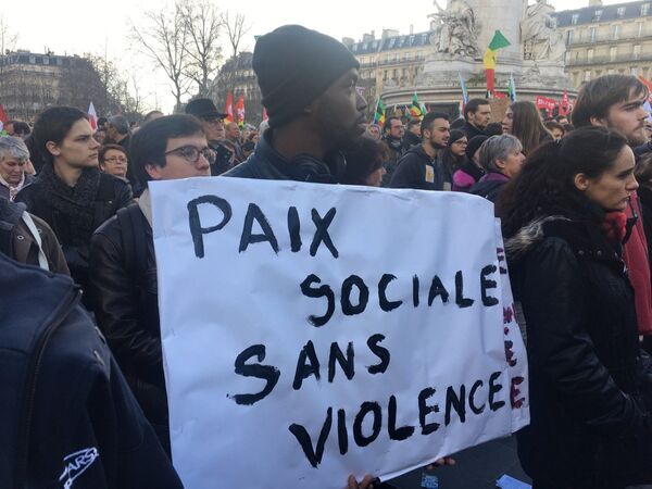 Manifestation sur la place de la République pour réclamer la justice pour Théo, le 18 février 2017 Manifestation sur la place de la République pour réclamer la justice pour Théo, le 18 février 2017 - Sputnik Afrique