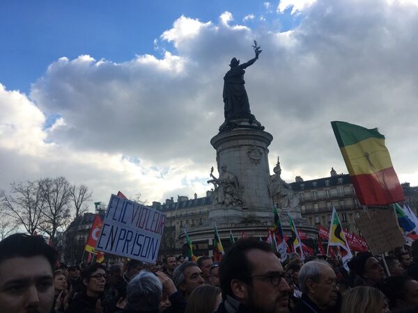 Un nouveau rassemblement a été organisé ce samedi sur la place de la République à Paris en soutien à Théo Un nouveau rassemblement a été organisé ce samedi sur la place de la République à Paris en soutien à Théo - Sputnik Afrique