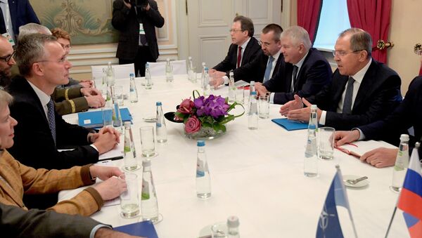 Le ministre russe des Affaires étrangères Lavrov, à droite, et le secrétaire général de l'Otan, Jens Stoltenberg, à gauche, lors de leur réunion à la 53e Conférence de Munich sur la sécurité - Sputnik Afrique