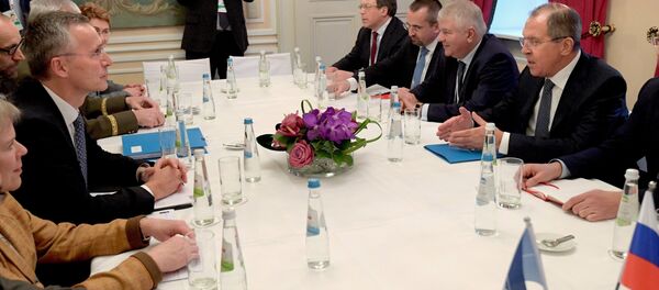 Le ministre russe des Affaires étrangères Lavrov, à droite, et le secrétaire général de l'Otan, Jens Stoltenberg, à gauche, lors de leur réunion à la 53e Conférence de Munich sur la sécurité - Sputnik Afrique