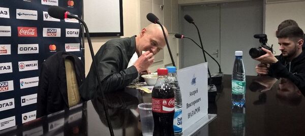 Un journaliste biélorusse mange son journal - Sputnik Afrique